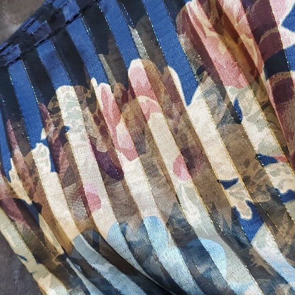 Blue sparkle scarf with flowers - Picture 3 of 5